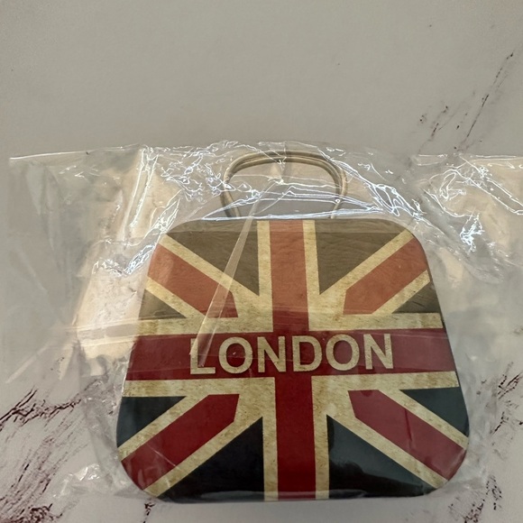 Union Jack London Tin Small Collectible Or Souvenier Handbag Brand New - Picture 1 of 4